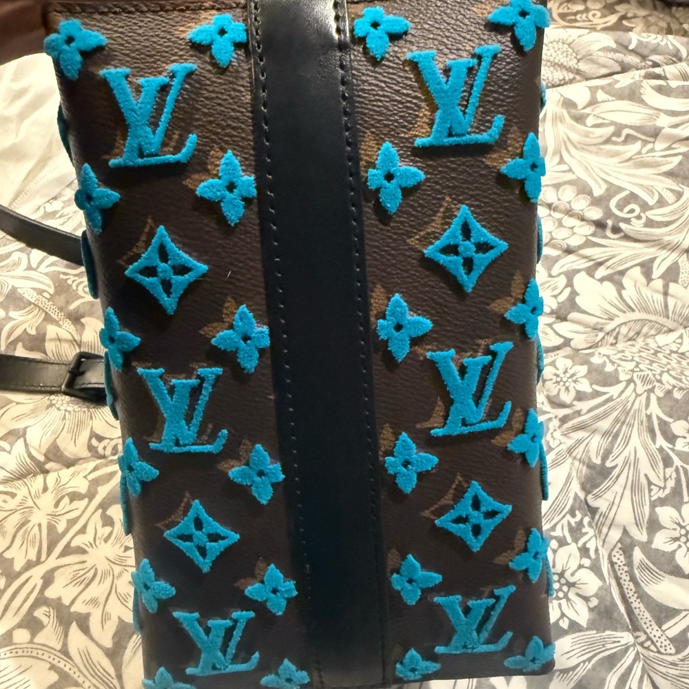 Louis Vuitton crossbody RARE - Picture 16 of 16